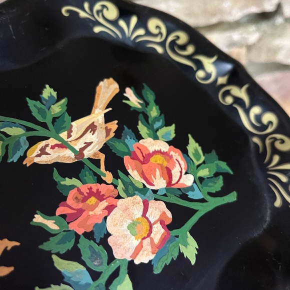 2 VTG Tole Hand-painted Black Tray Birds Flowers Toleware Metal Pair Serving - Picture 5 of 6